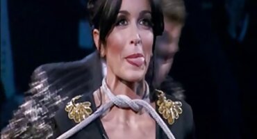 sex châu âu ngon Cô gái với kính hút phim sex âu vòi nước.